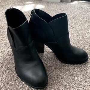Gianni Bini ankle boots